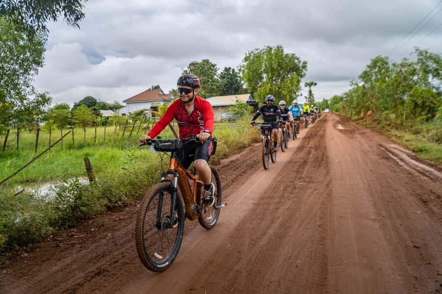 Angkor Wat: Guided Sunrise Bike Tour w/ Breakfast and Lunch - Sunrise Is the Secret Ingredient at Angkor Wat