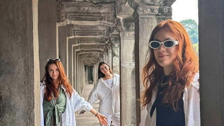 Angkor Wat: Highlights and Sunrise Guided Tour - Arriving in the dark: eastern entrance, corridors, and first views