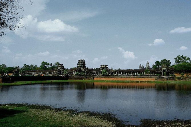 Angkor Wat Sunset Tour - Srah Srang break: a real pause before the jungle chaos