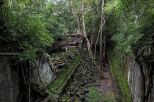 Full Day Banteay Srei Beng Mealea and Koh Ker Small Group Tour - Getting started: Srah Srang and the Preah Dak palm-cake tasting
