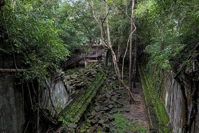 Full Day Banteay Srei Beng Mealea and Koh Ker Small Group Tour - Getting started: Srah Srang and the Preah Dak palm-cake tasting