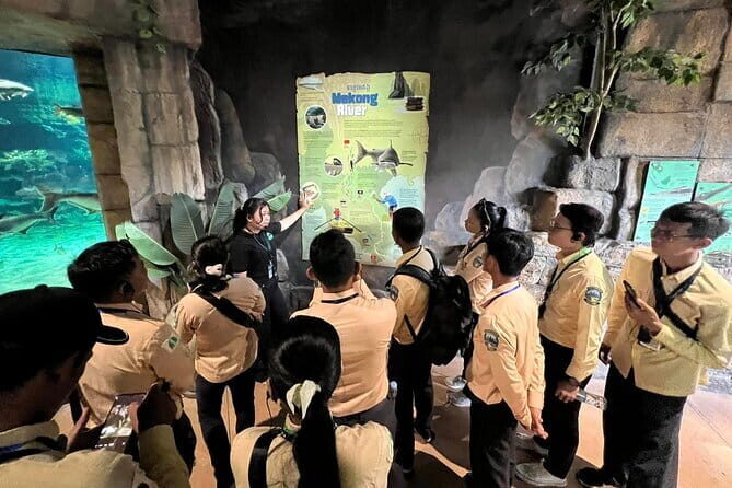 Half Day River Monster Tour with Private Guide in Siem Reap - Step 1 at the aquarium: the river monster story with a private guide
