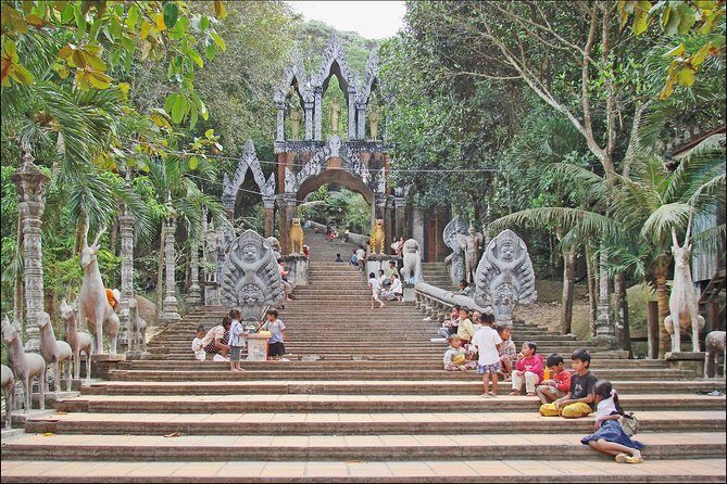 Kulen Waterfall and 1000 Lingas River Private Tour - River of a Thousand Lingas and Kbal Spean: reading carved meaning