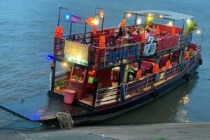 Phnom Penh to Siem Reap Cruise/road tour or Siem Reap/Phnom Penh - Tonle Sap to Koh Chen island: floating villages and a village stop