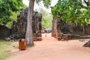Private Full-Day Angkor Temple and Sunset Viewing with Lunch - Angkor Thom and the Bayon Faces: Time to Look Up