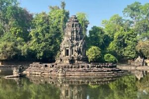 Siem Reap 2-Day Private Angkor Wat Tour with Sunrise - Day 1 in Angkor Thom: South Gate smiles to Banteay-style carvings