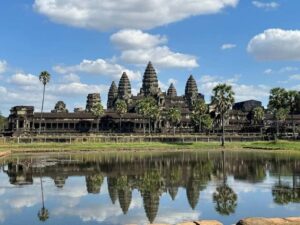Siem Reap: Angkor Wat Tour with French-Speaking Guide - Angkor Wat Tour Options: 1-Day Hits vs 2-Day Comfort