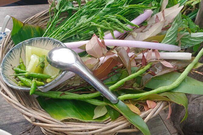 Siem Reap Authentic Breakfast and Market Tour - Psar Chaa Old Market: Kuy Teo Kat and Peanut-Chili Heat