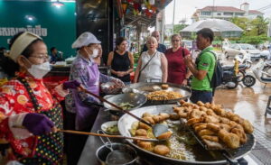 Siem Reap: Evening Foodie Vespa Tour / Tuk Tuk Available - A 5-hour schedule that balances riding, tasting, and breathing