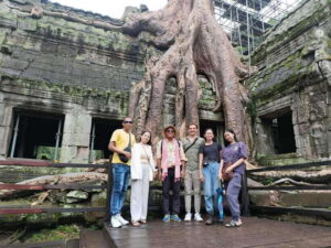 Siem Reap: Full-Day Angkor Wat Guided Tour with Sunset - Angkor Wat: the southern gate moment and what to look for