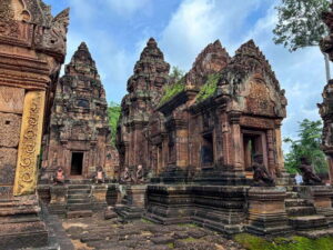 Siem Reap: Koh Ker, Beng Mealea, & Banteay Srei Join-in Tour - Preah Dak Village: Palm Cakes and a Quick Taste of Daily Life