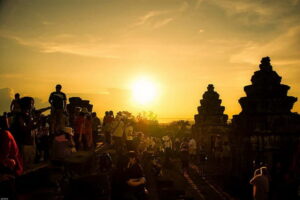 Siem Reap: Private Angkor Wat & Bakheng Mountain Sunset Tour - Angkor Wat: carvings, Asparas, and how to see more in 90 minutes