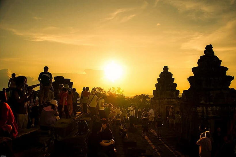 Siem Reap: Private Angkor Wat & Bakheng Mountain Sunset Tour - Angkor Wat: carvings, Asparas, and how to see more in 90 minutes