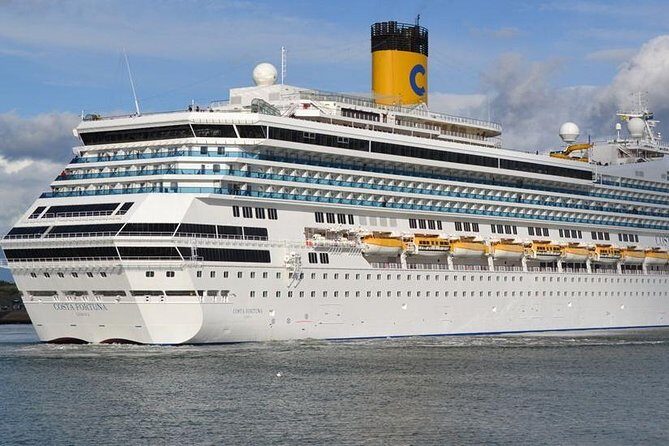 Sihanoukville Highlights Day Tour for Cruise Passengers - Independence Monument and Golden Lions: landmarks with context